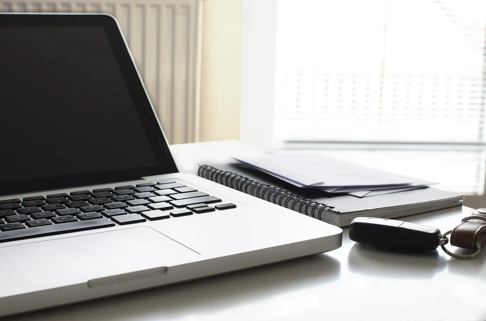 Espace de travail avec ordinateur et documents