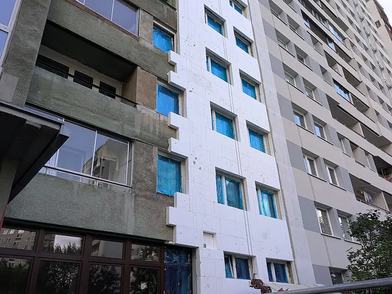 Panneaux isolants en cours de pose sur la façade d’un bâtiment