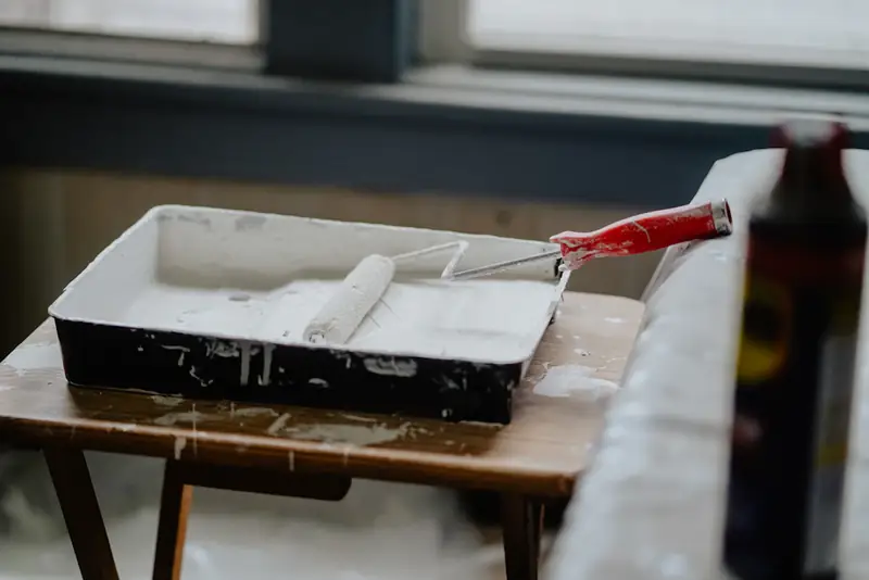 Rouleau et bac de peinture pour des travaux de finition intérieure